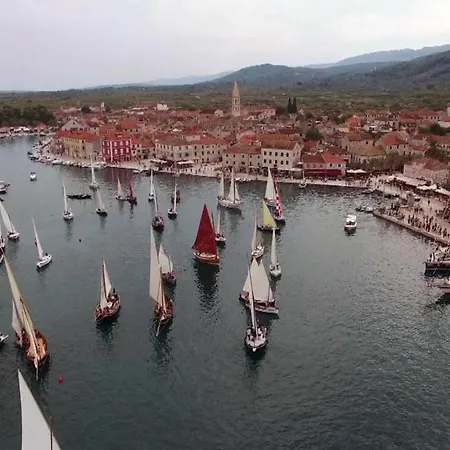 Superior In * Stari Grad (Hvar)